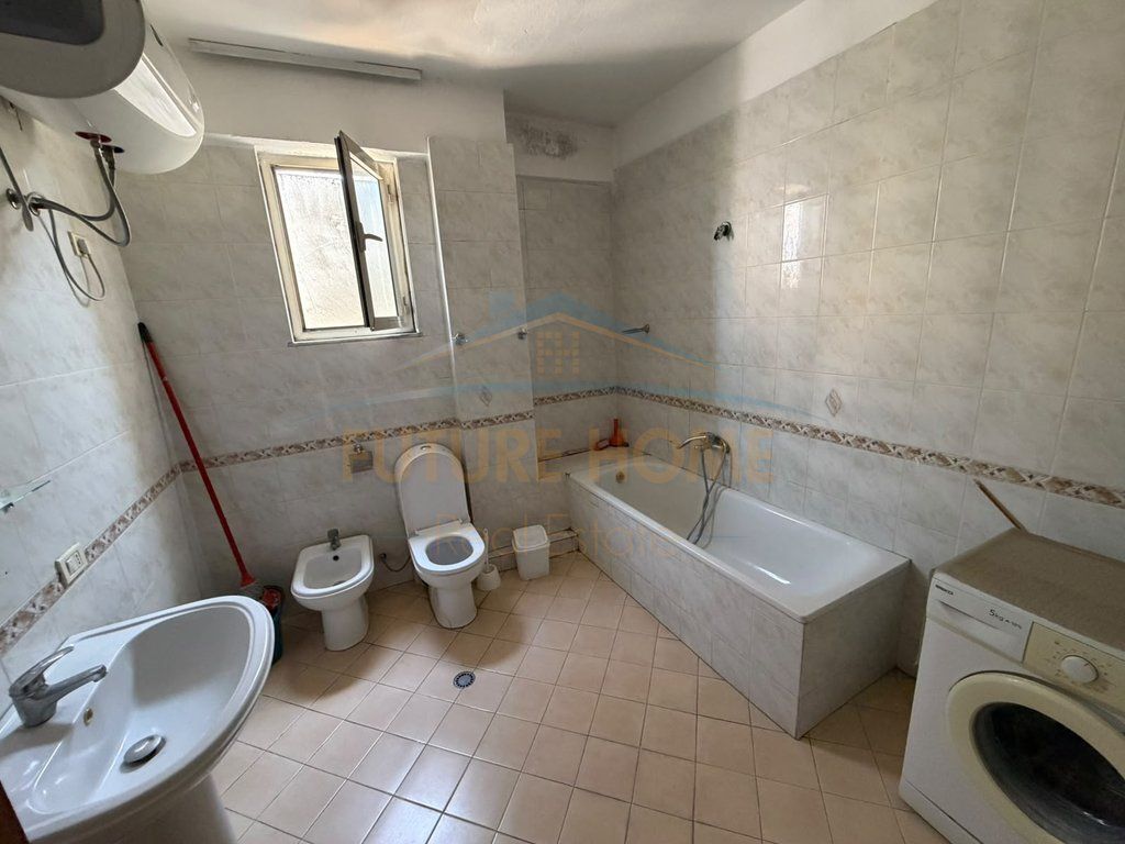 Qera, Apartament 2+1+2, Bulevardi Zogu I, Tiranë. OPP73850