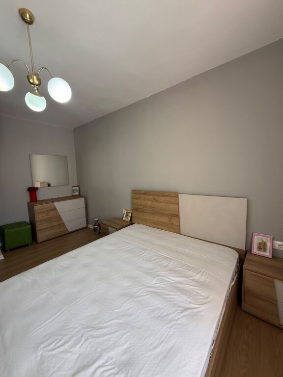 Apartament per qira tek komuna e parisit cmimi 700 Euro