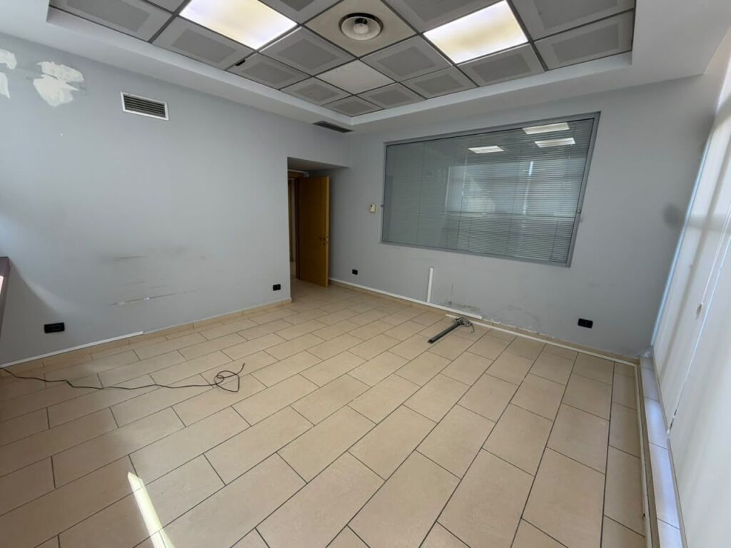 🏢 LOCALE IN AFFITTO IN VIA KAVAJES