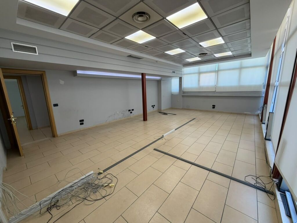 🏢 LOCALE IN AFFITTO IN VIA KAVAJES