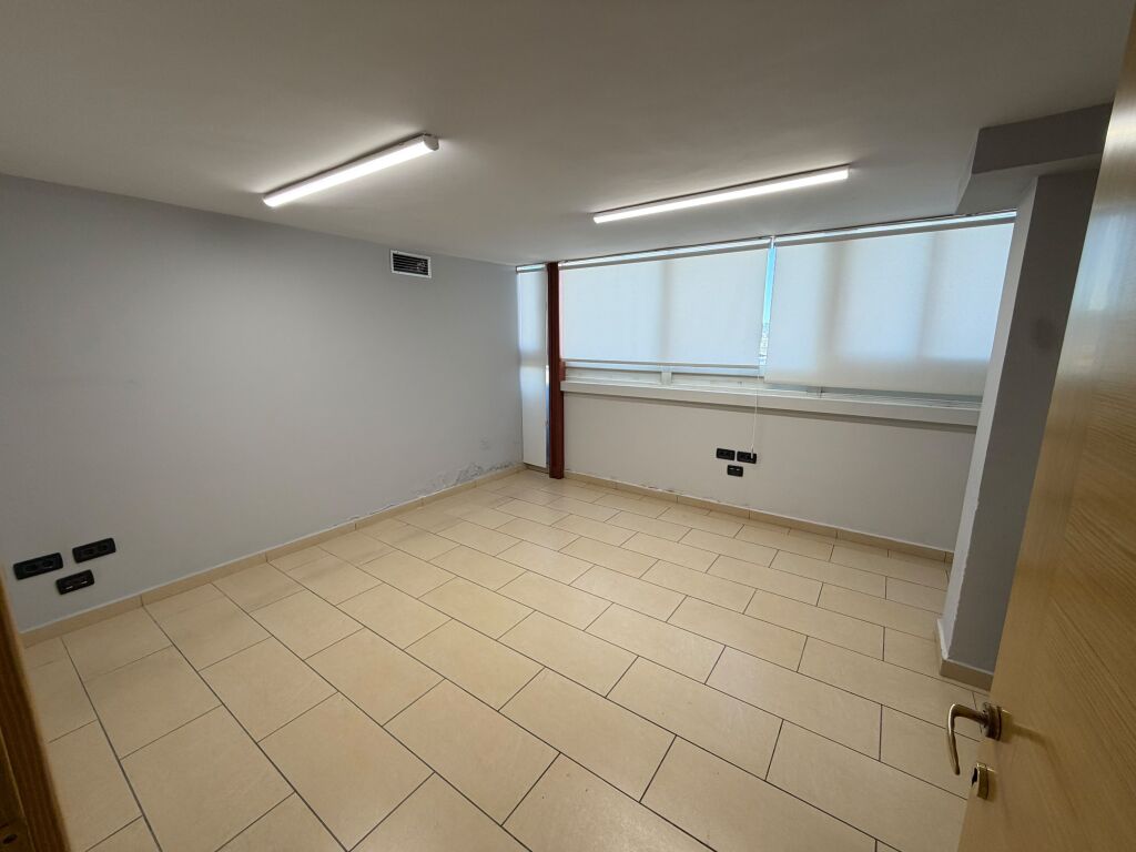 🏢 JEPET AMBIENT ME QIRA  📍 Rruga e Kavajed  💶 Çmimi: 6,000 € bruto/muaj  