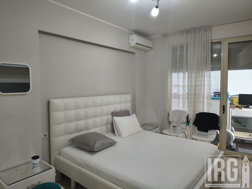 Shitet apartament 2+1+2+Verande tek Komuna e Parisit , prane Krital Center .