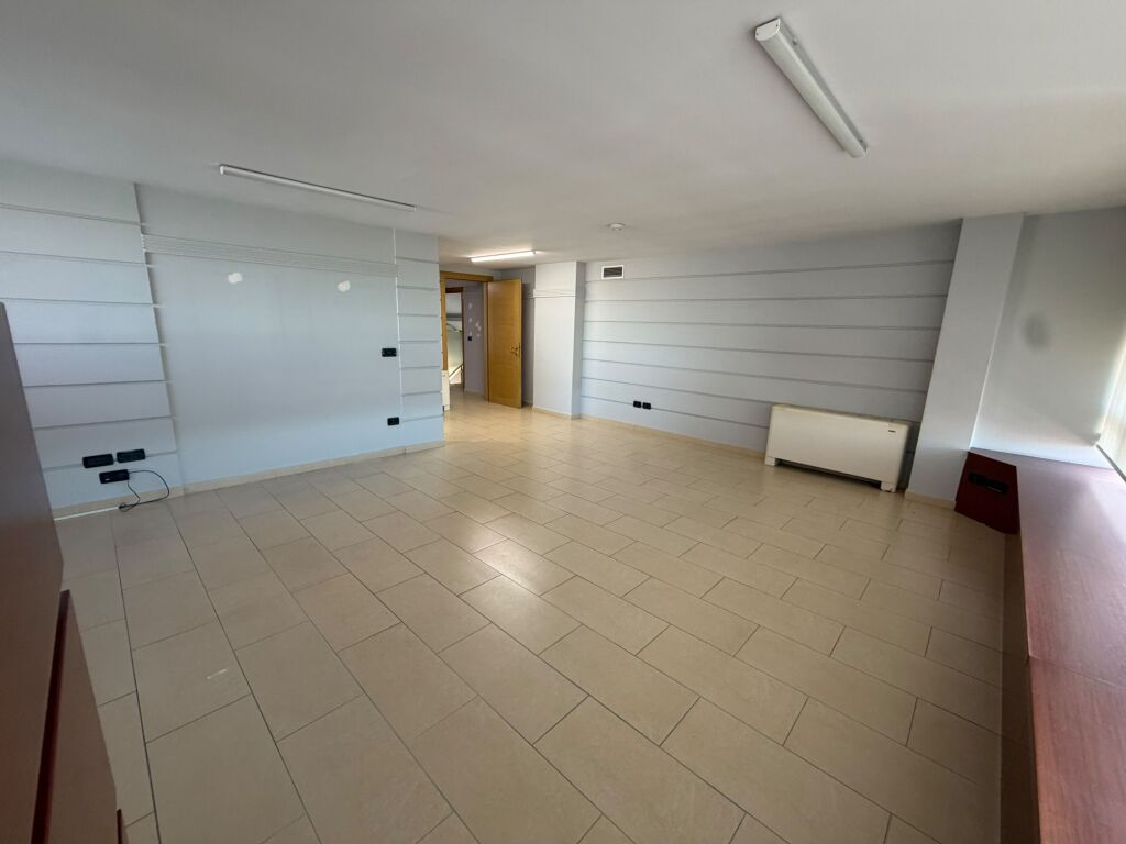 🏢 JEPET AMBIENT ME QIRA  📍 Rruga e Kavajed  💶 Çmimi: 6,000 € bruto/muaj  