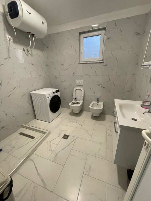 VILLA SU 3 PIANI IN AFFITTO TEG 250.000 LEKE FH-92661