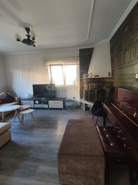 Vilë Private 2 kateshe 3+1+2 me Qira në Kombinat | Oborr i Madh, Garazh dhe Privatësi Maksimale