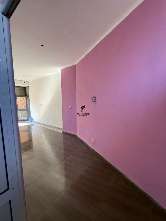 SHOP FOR RENT 52 M2 CENTER 80,000 LEKE FH-92855