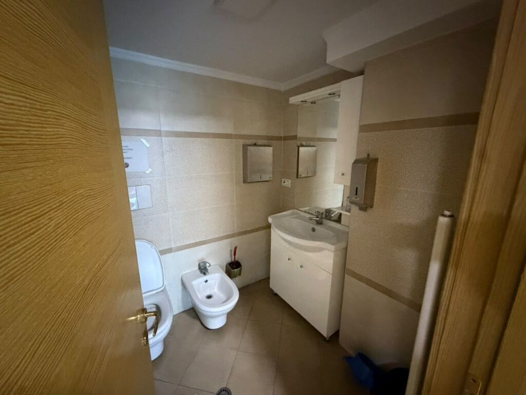 🏢 LOCALE IN AFFITTO IN VIA KAVAJES