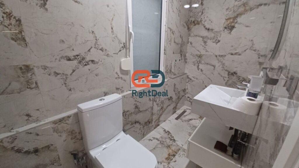 Ne Fillim Te Rruges Se Kavajes, Jepet Ambient Me Qira, Ideal Per Zyra !!!