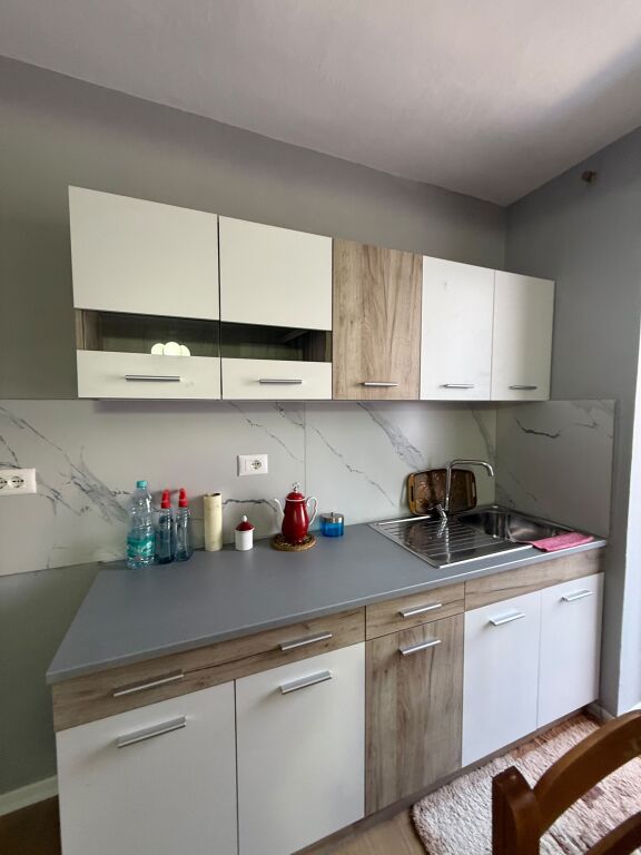 Apartament per qira tek komuna e parisit cmimi 700 Euro