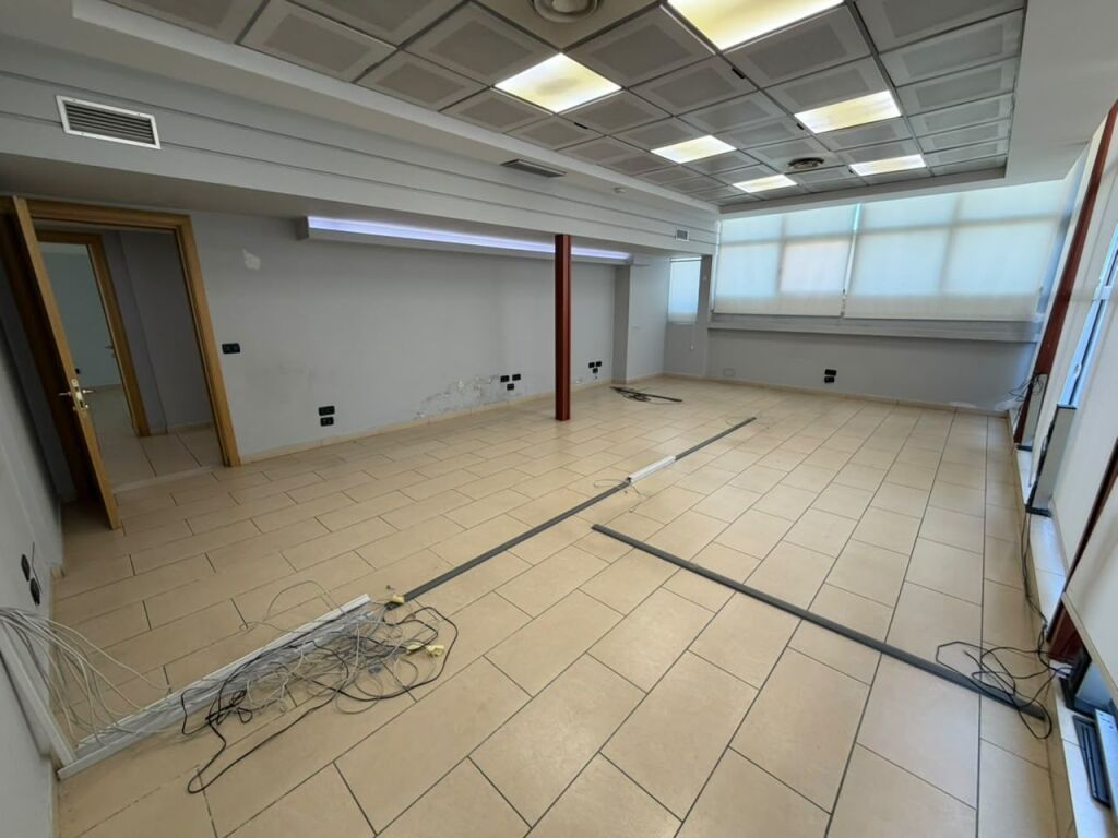 🏢 LOCALE IN AFFITTO IN VIA KAVAJES