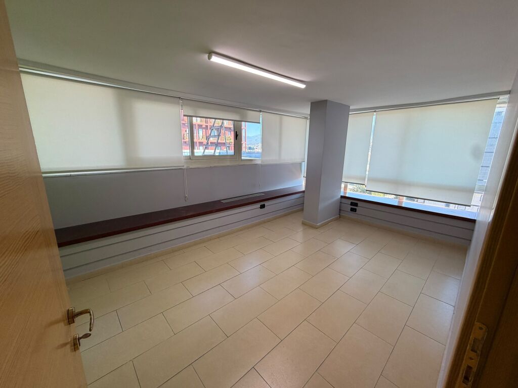 🏢 JEPET AMBIENT ME QIRA  📍 Rruga e Kavajed  💶 Çmimi: 6,000 € bruto/muaj  