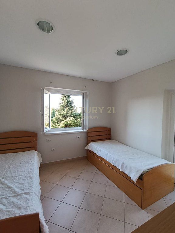 Vilë Private 2 kateshe 3+1+2 me Qira në Kombinat | Oborr i Madh, Garazh dhe Privatësi Maksimale