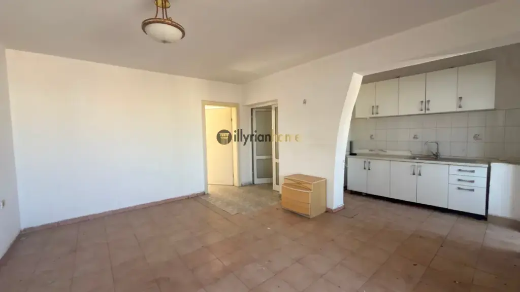 QIRA | APARTAMENT 3+1 | PRANË MINISTRISË SË DREJTËSISË