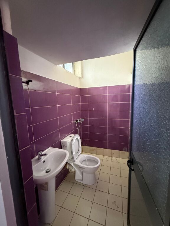 Ambiente ideale per negozio, magazzino o ufficio nel centro di Tirana