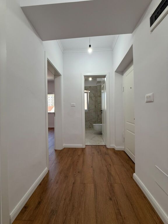 Shitet apartament 1+1 tek Shkolla e Kuqe