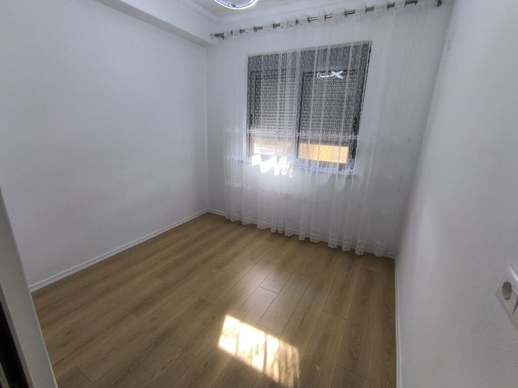 Shitet apartament 2+1+2 tek Fresku , prane Fastfood Mendi .