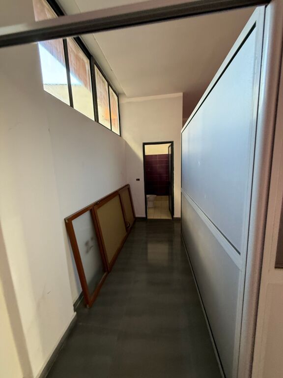 Ambiente ideale per negozio, magazzino o ufficio nel centro di Tirana