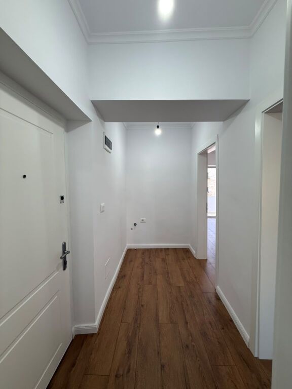 Shitet apartament 1+1 tek Shkolla e Kuqe