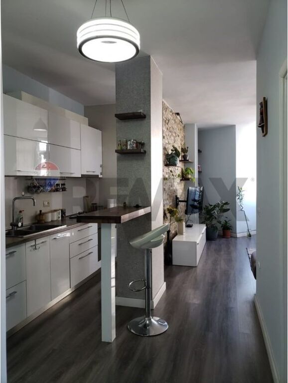 Jepet me Qira Apartament 1+1–Afër Kristal Center,