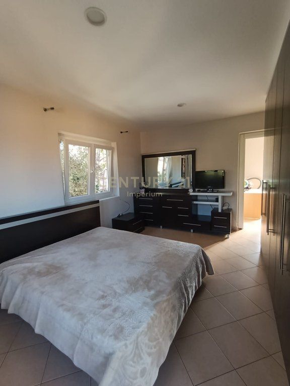 Vilë Private 2 kateshe 3+1+2 me Qira në Kombinat | Oborr i Madh, Garazh dhe Privatësi Maksimale