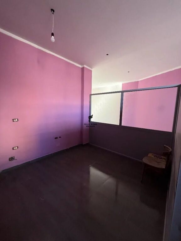 SHOP FOR RENT 52 M2 CENTER 80,000 LEKE FH-92855