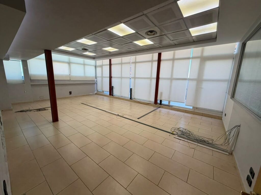 🏢 LOCALE IN AFFITTO IN VIA KAVAJES