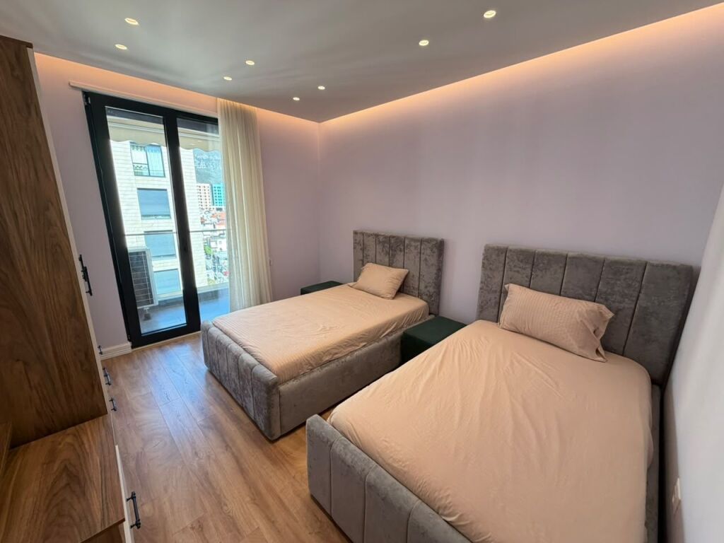 Jepet me qera 3+1+2  Adresa : Porcelan Kompleksi Erli  Kati 6  E mobiluar  Cmimi 1000€
