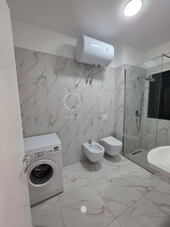 🏡 APPARTAMENTO 1+1 IN AFFITTO – GREEN CITY, ASTIR  📍 Posizione: Green City, Astir 🏢 Piano: 2 🛗 Edificio nuovo con ascensore 🛏️ Tipologia 1+1 💰 Prezzo: 60.000 lek/mese  Appartamento situato in una zona molto richiesta e accessibile.  📞 Per maggiori informazioni o per una visita, contattare privatamente.