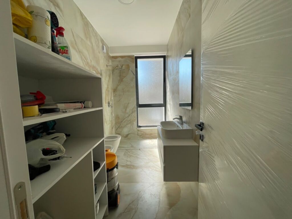 Disponiamo in affitto un appartamento 1+1, situato a Pallat të Ri, in una zona molto richiesta e molto vicino a SPAK.