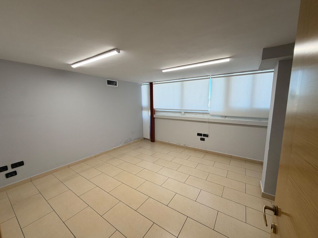 🏢 JEPET AMBIENT ME QIRA  📍 Rruga e Kavajed  💶 Çmimi: 6,000 € bruto/muaj  