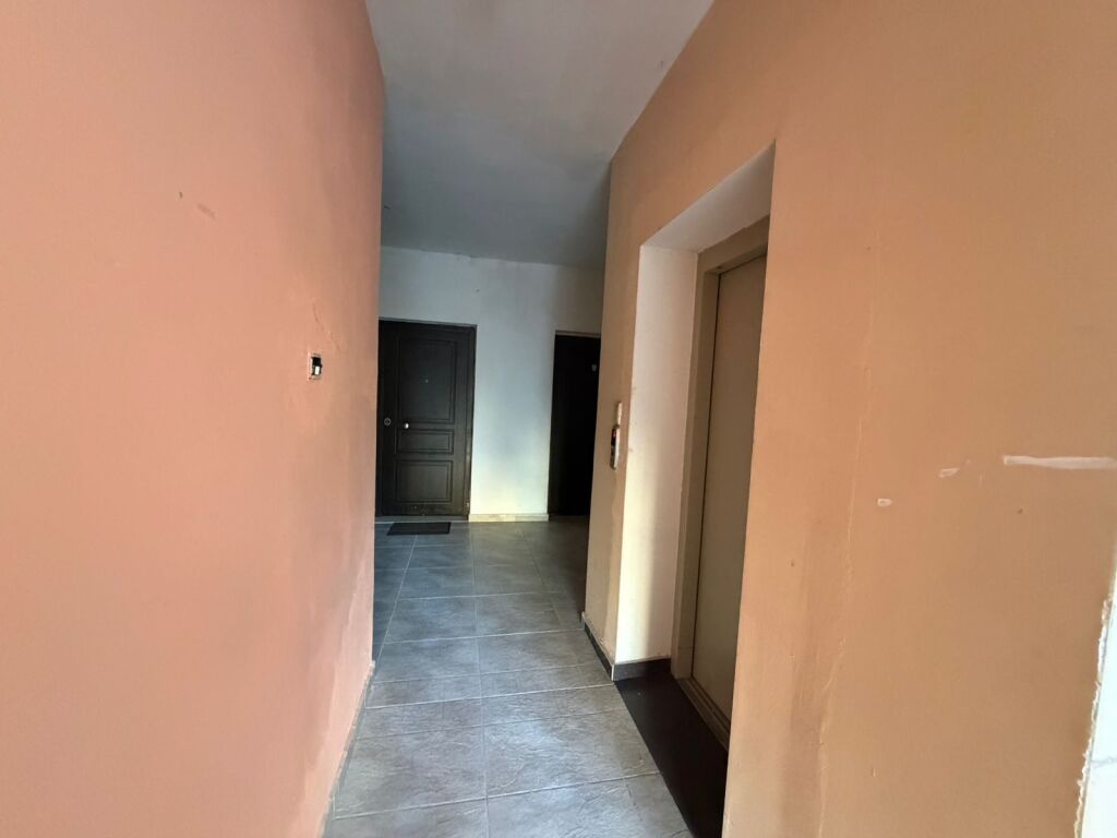 Apartament 1+1 për Shitje – Shkëmbi i Kavajës, pranë Coloseut