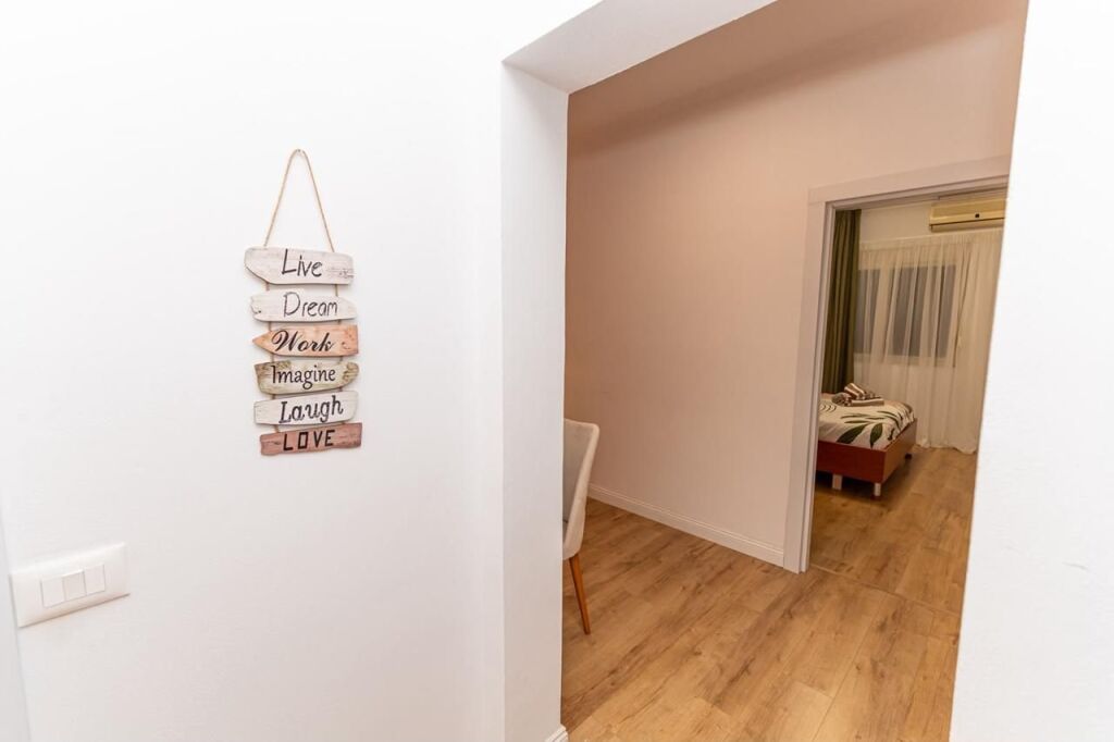 Shitet Apartament 1+1 te Shkembi Kavajes