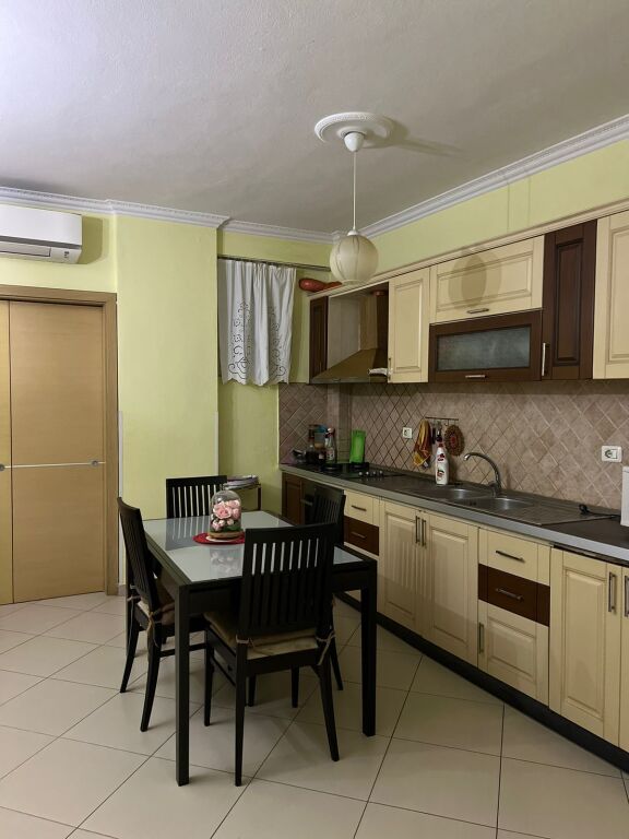 Jepet apartament me qera me aftat te gjate