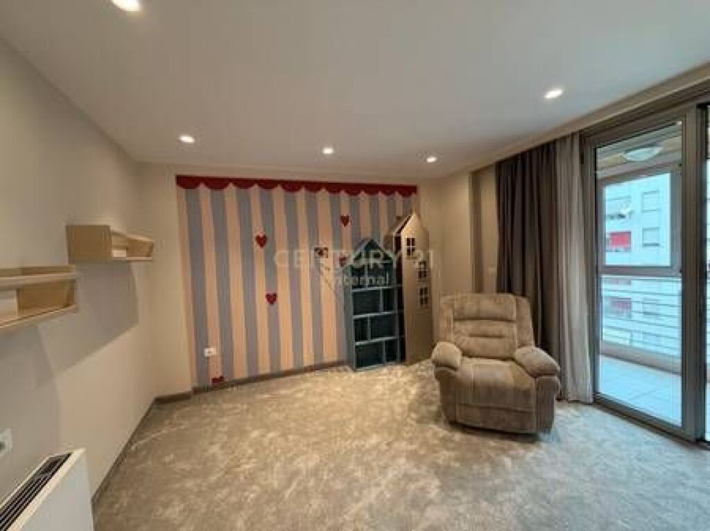 Apartament 3+1+2poste parkimi tek Nobis per Qira