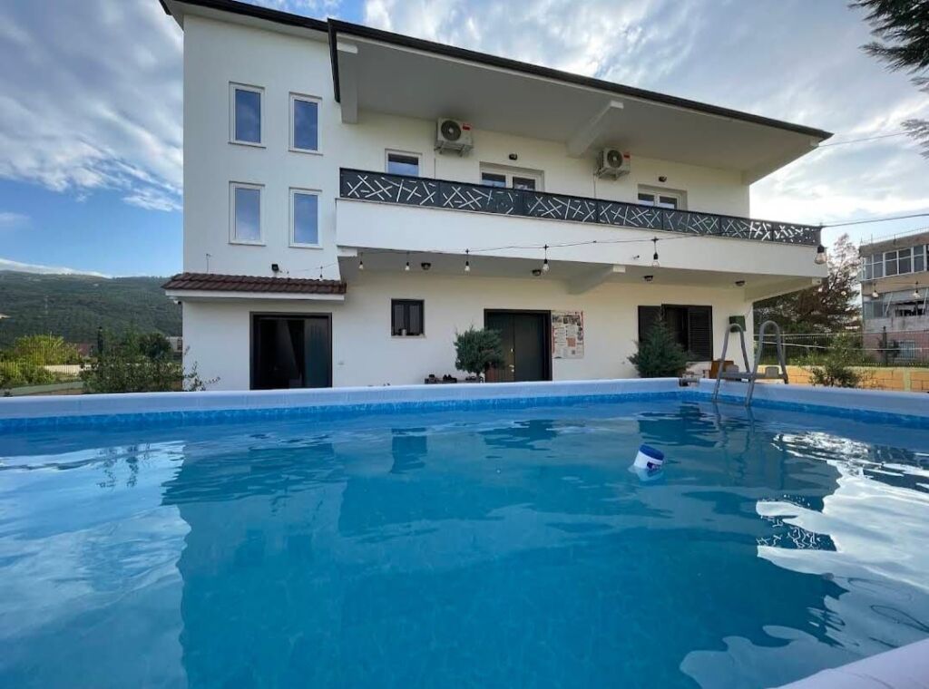 Baza Hostel Berat – Biznes &amp; Pronë për Shitje – 24 Shtrat