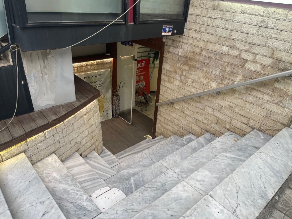 🏢 BUSINESS PREMISES FOR RENT – MYSLYM SHYRI  📍 Very favorable location in Myslym Shyri, near the Police Directorate.  💰 Price: 80,000 Lek/month  