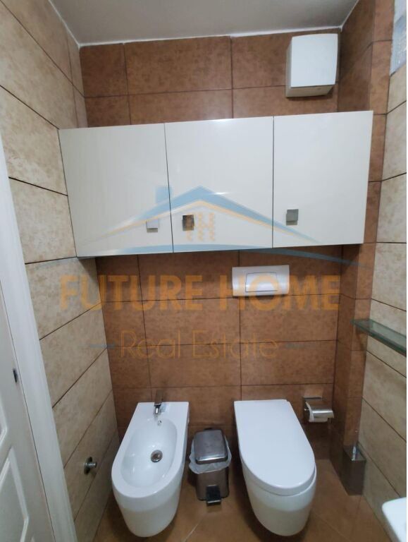 Qera, Apartament 2+1+2 , Tek Mozaiku , 21 Dhjetori , Tiranë 80,000 Lekë