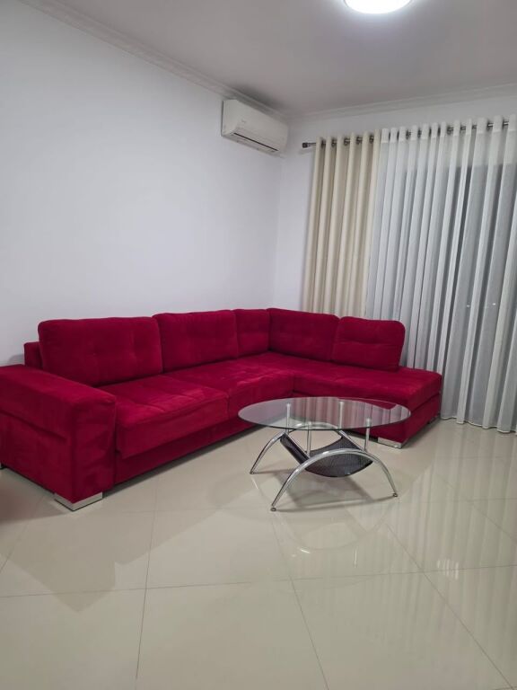 🏡 APPARTAMENTO 1+1 IN AFFITTO – GREEN CITY, ASTIR  📍 Posizione: Green City, Astir 🏢 Piano: 2 🛗 Edificio nuovo con ascensore 🛏️ Tipologia 1+1 💰 Prezzo: 60.000 lek/mese  Appartamento situato in una zona molto richiesta e accessibile.  📞 Per maggiori informazioni o per una visita, contattare privatamente.