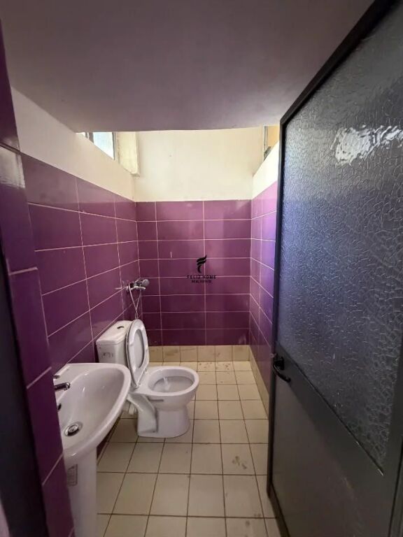 SHOP FOR RENT 52 M2 CENTER 80,000 LEKE FH-92855