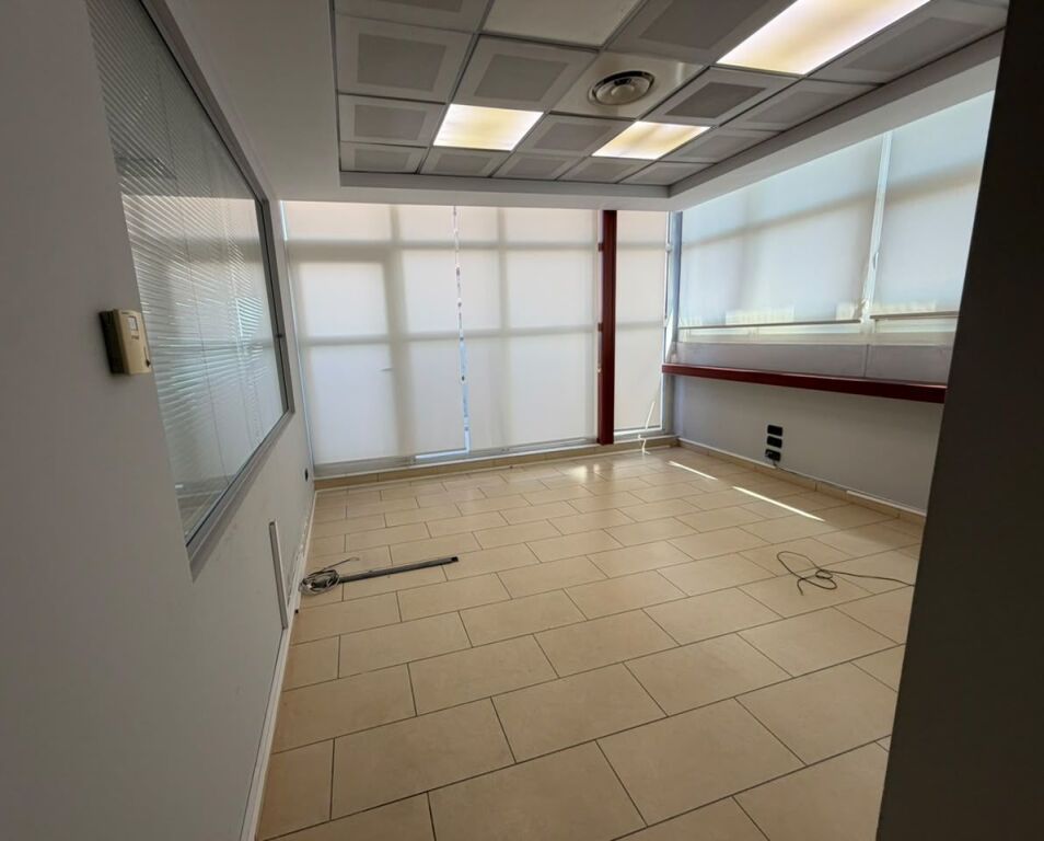 🏢 LOCALE IN AFFITTO IN VIA KAVAJES