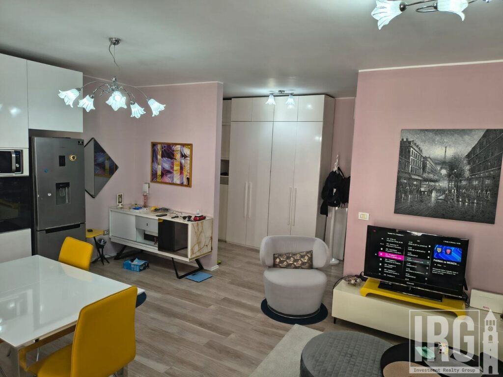 Shitet apartament 2+1+2+Verande tek Komuna e Parisit , prane Krital Center .