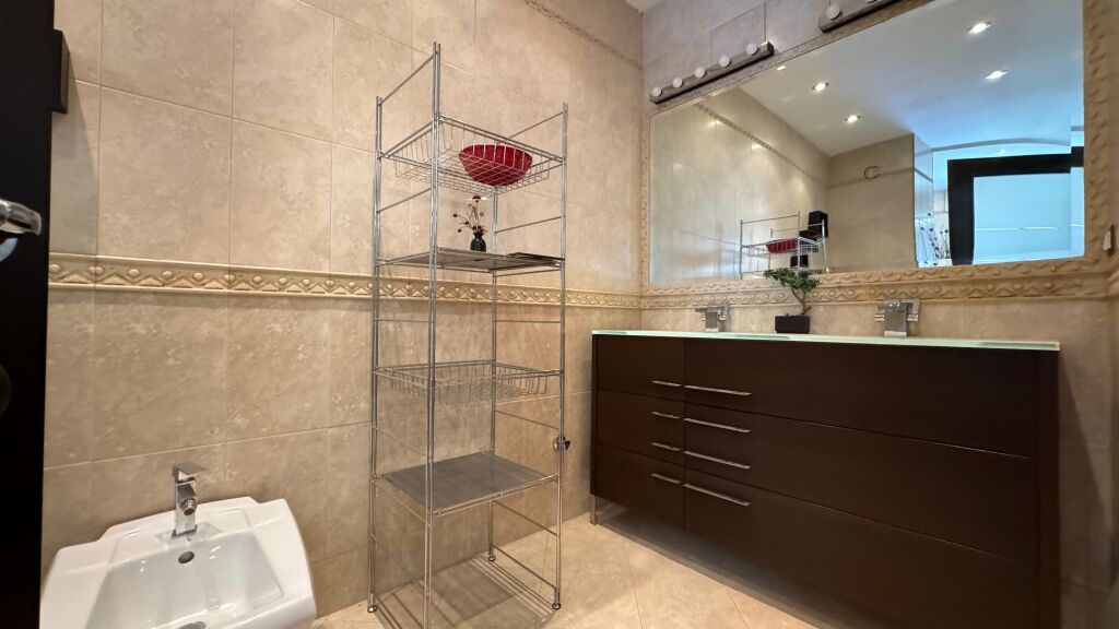 2+1 apartment for rent at Komuna e Parisit!