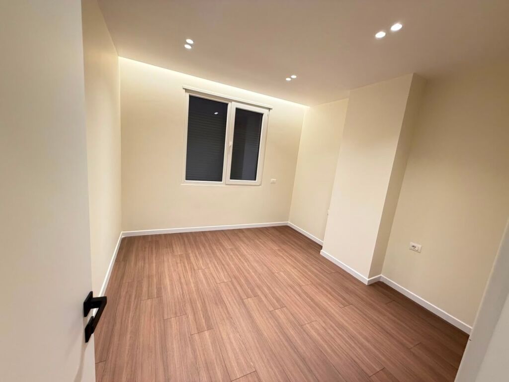 Shitet apartament 2+1 ne zonen e Shkozes prane rrethrrotullimit  ID 5530