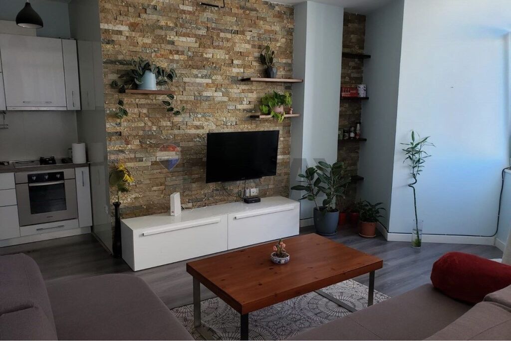 Jepet me Qira Apartament 1+1–Afër Kristal Center,