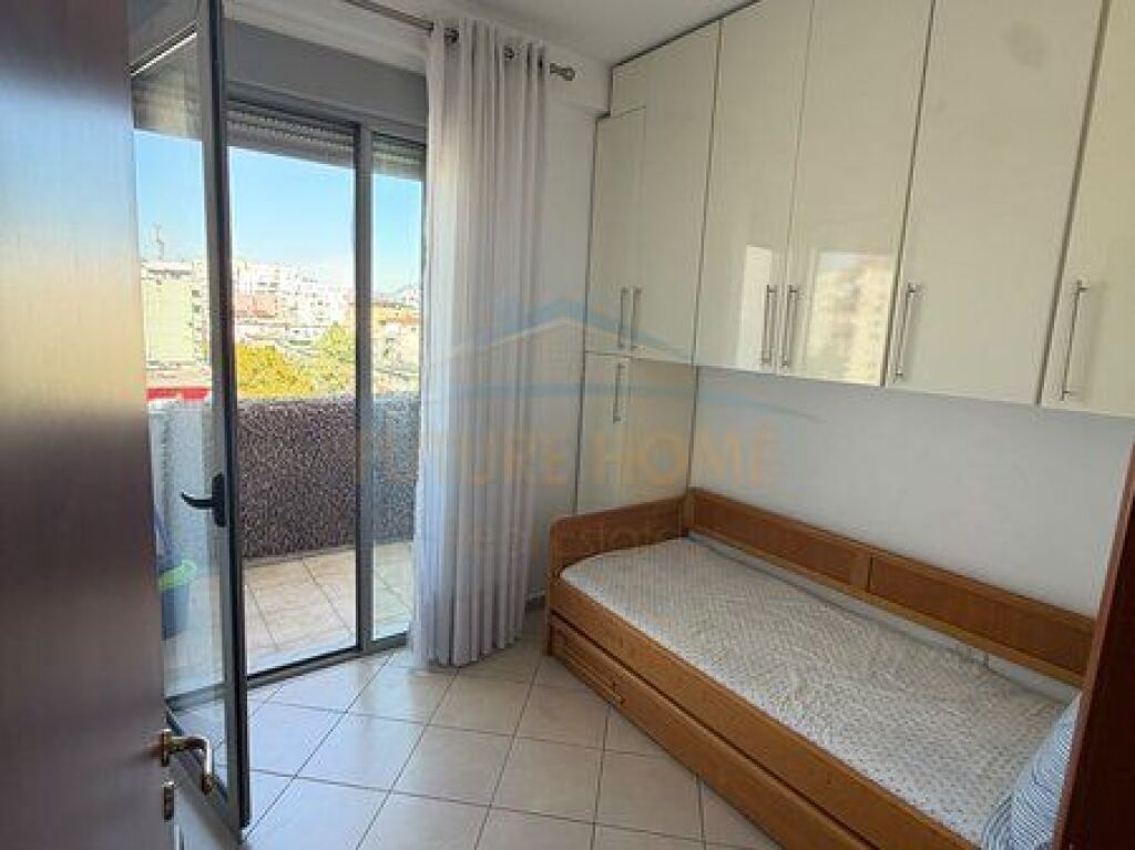 Shitet, Apartament 3+1, Rruga e Kavajës