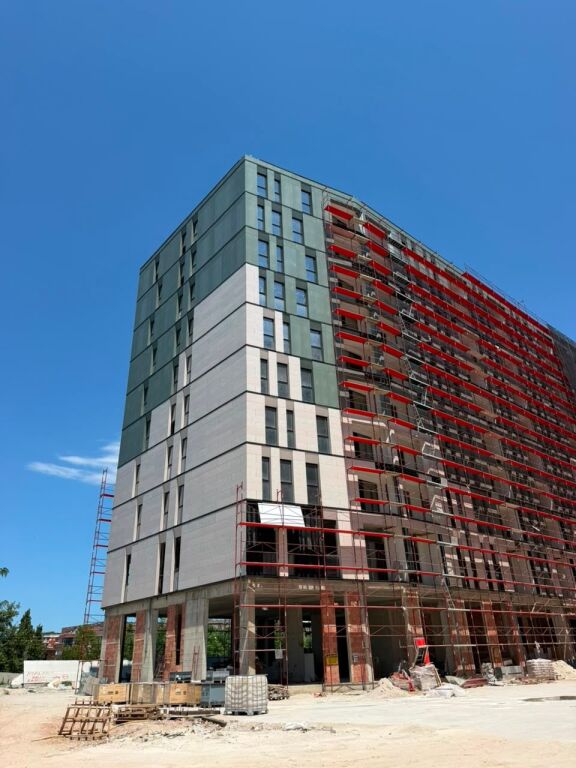 Shitet Apartament 2+1 + 2 Tualete** 📍 **Riverside Residence – Ish Parku**