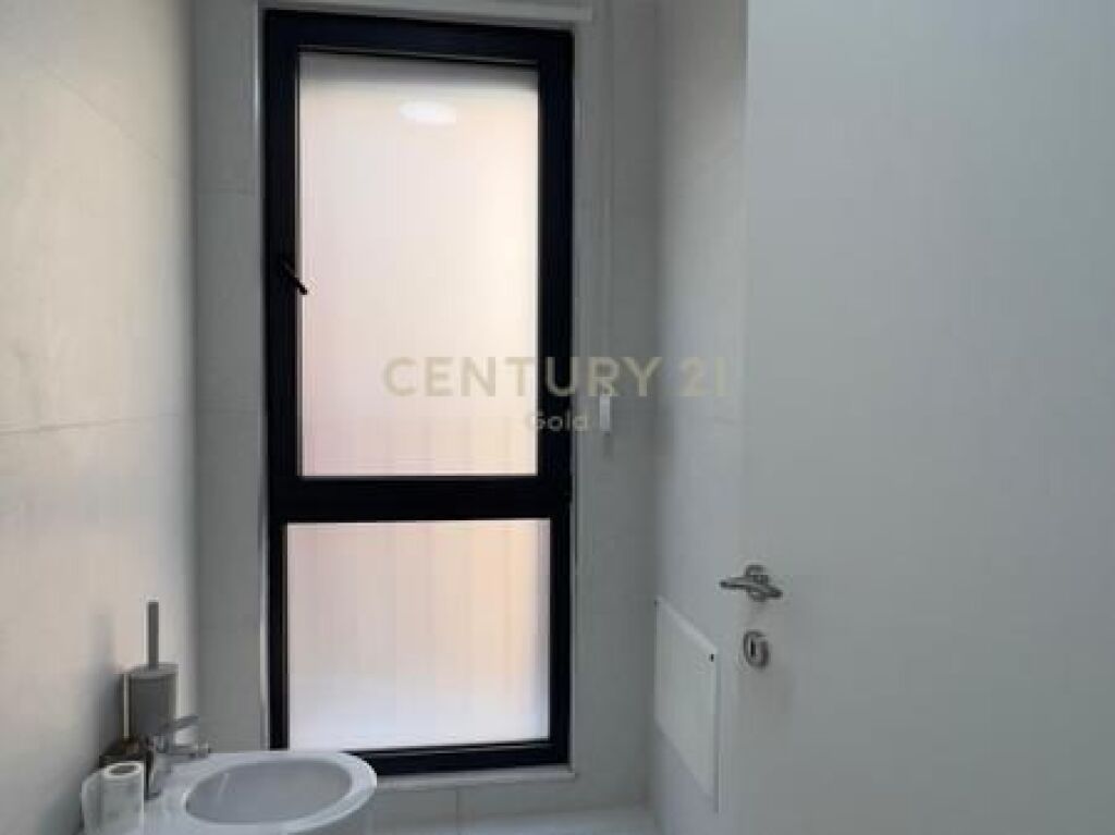 JAPIM ME QIRA APARTAMENT  POST PARKIMI TEK TREGU ELEKTRIK!!