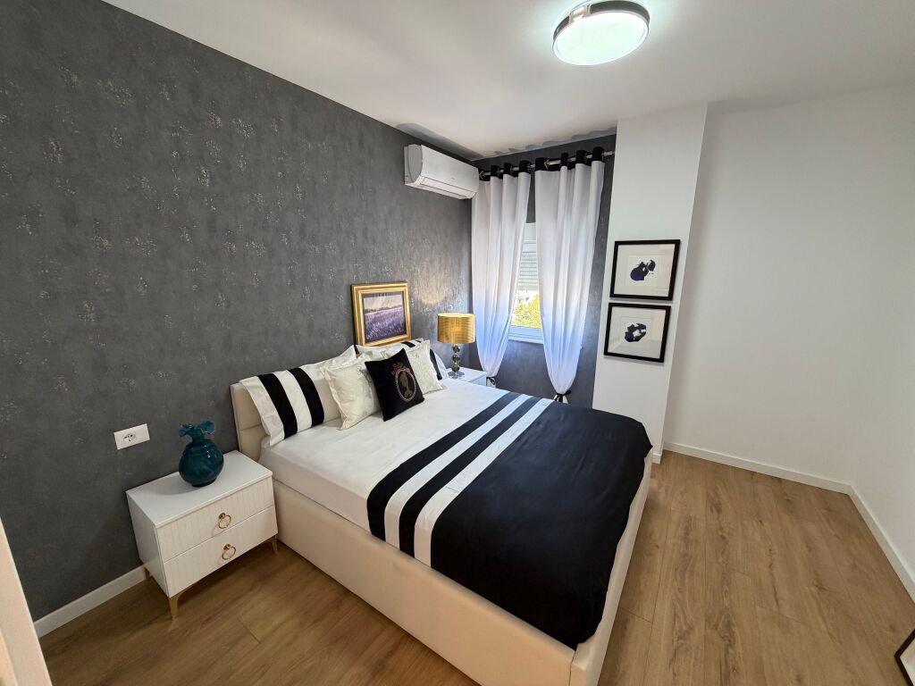 Shitet Apartament 2+1  Adresa : Zogu i Zi fillimi Rruges Don Bosko  Kati 6  Siperfaqe 91 m2  Orjentim jug  Cmimi 259,000€