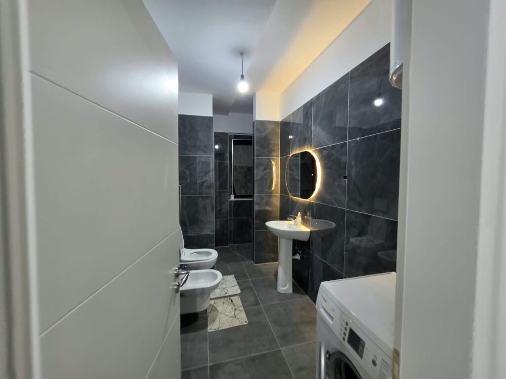 🏡 Appartamento 2+1 in affitto  📍Astir, Complesso Urban Gate   🏢 2° piano  🛗 Con ascensore ✅️ Mai abitato prima  📐 Superficie: 75m²  💰 Prezzo: 50.000 Lek / Mese (amministrazione inclusa)