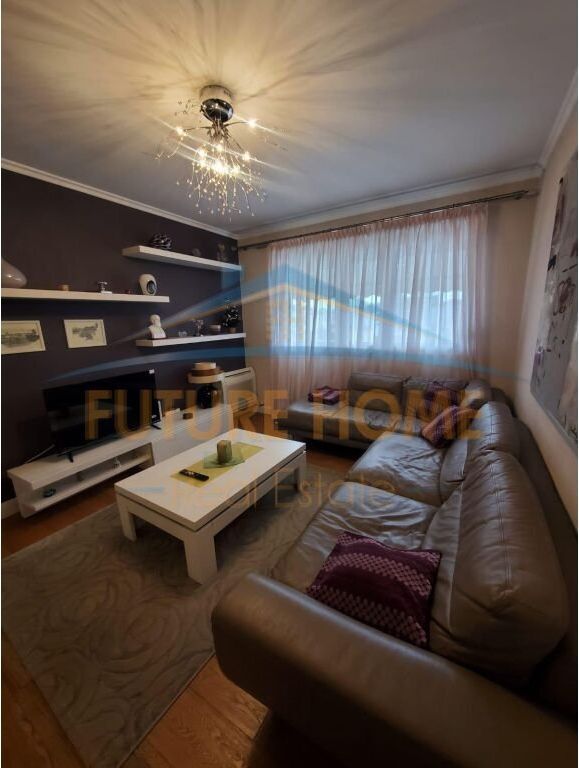 Qera, Apartament 2+1+2 , Tek Mozaiku , 21 Dhjetori , Tiranë 80,000 Lekë